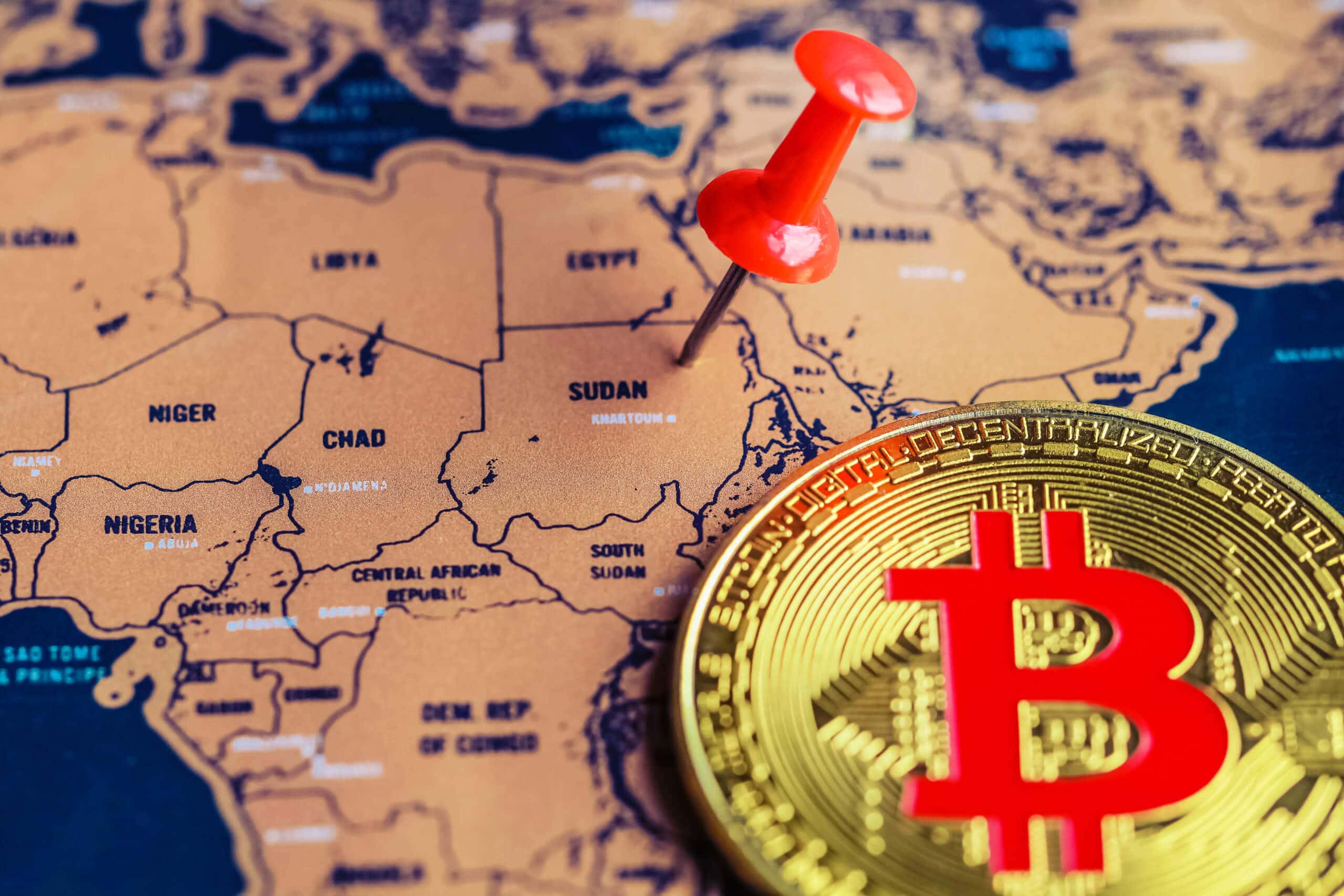 Bitcoin-Münze liegt auf einer afrikanischen Landkarte