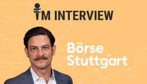 Auf dem Bild sind Dirk Sturz, Vorsitzender der Börse Stuttgart, und das entsprechende Unternehmenslogo auf orangenem Hintergrund im typischen BTC-ECHO-Stil für Interviews abgebildet.