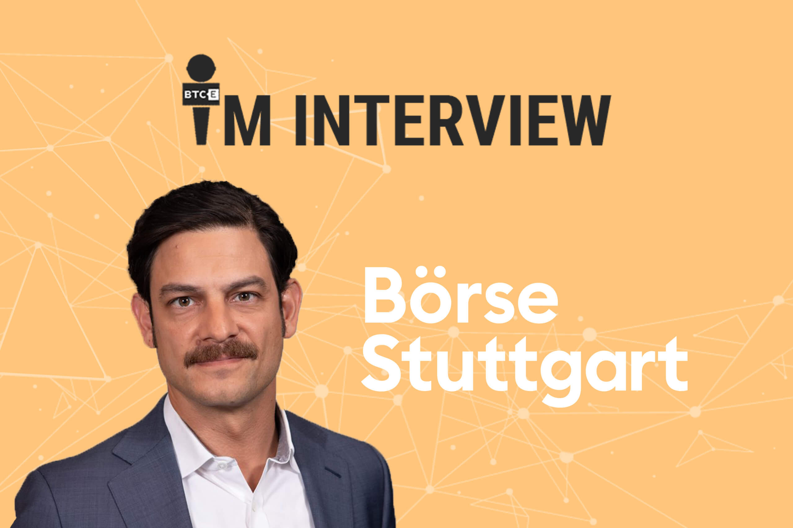 Auf dem Bild sind Dirk Sturz, Vorsitzender der Börse Stuttgart, und das entsprechende Unternehmenslogo auf orangenem Hintergrund im typischen BTC-ECHO-Stil für Interviews abgebildet.