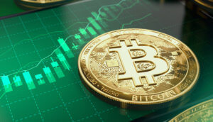 Bitcoin-Münze liegt auf einem Smartphone, das eine Chart mit grünen Kerzen abbildet.
