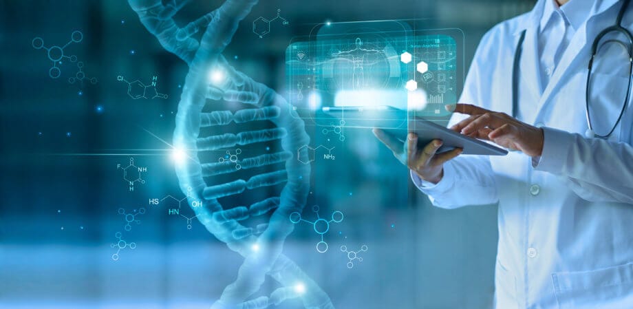 Corona-Immunitätspass auf Blockchain-Basis Das Bild eines Arztes im weißen Kittel, der auf ein Tablet drückt, wird von einer symbolischen Darstellung der Blockchain-Technologie flankiert