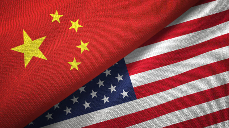 Eine Flagge von China liegt über einer Flagge der USA