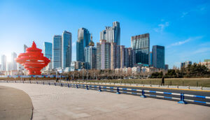 Stadtmitte von Qingdao - Landschaft und Straße