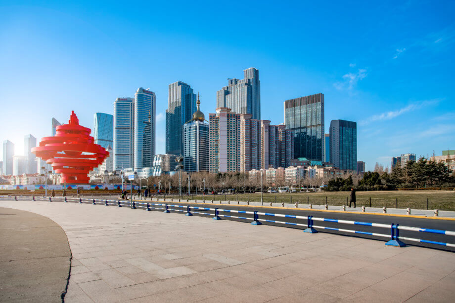 Blockchain-Pilotprojekt in China: Turbo für internationalen Handel Stadtmitte von Qingdao - Landschaft und Straße