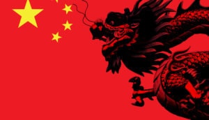 Ein schwarzer Drache rechts im Bild ist auf der Flagge von China abgebildet. Links oben sieht man einen großen und vier kleine gelbe Sterne