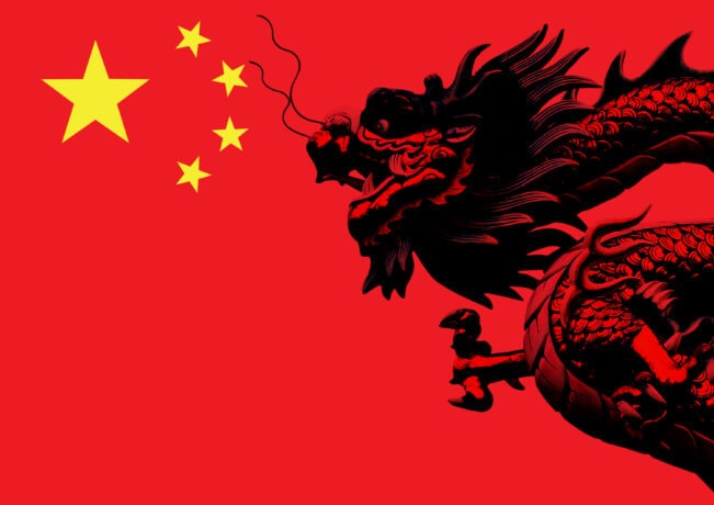 Ein schwarzer Drache rechts im Bild ist auf der Flagge von China abgebildet. Links oben sieht man einen großen und vier kleine gelbe Sterne