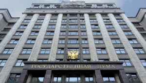 Das Gebäude der russischen Duma vor einem bewölkten Himmel.