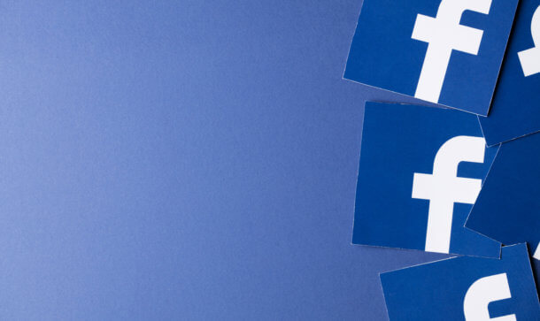 Facebook drängt in den indischen Online-Payment-Markt Flyer mit dem Facebook-Logo liegen verstreut vor einem blauen Hintergrund.