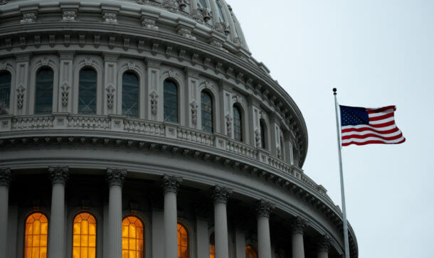 Eine US-amerikanische Flagge weht neben dem Kongress