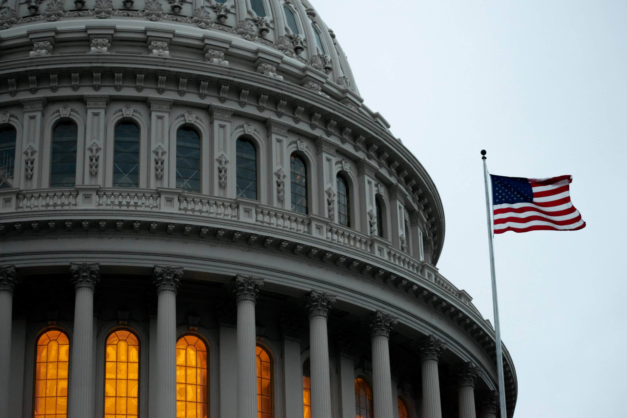 Eine US-amerikanische Flagge weht neben dem Kongress