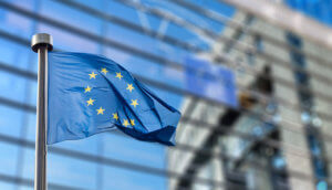 Flagge der Europäischen Union vor dem Berlaymont-Gebäude (Europäische Kommission) in Brüssel, Belgien.