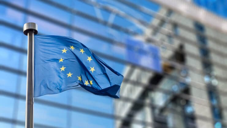 Flagge der Europäischen Union vor dem Berlaymont-Gebäude (Europäische Kommission) in Brüssel, Belgien.