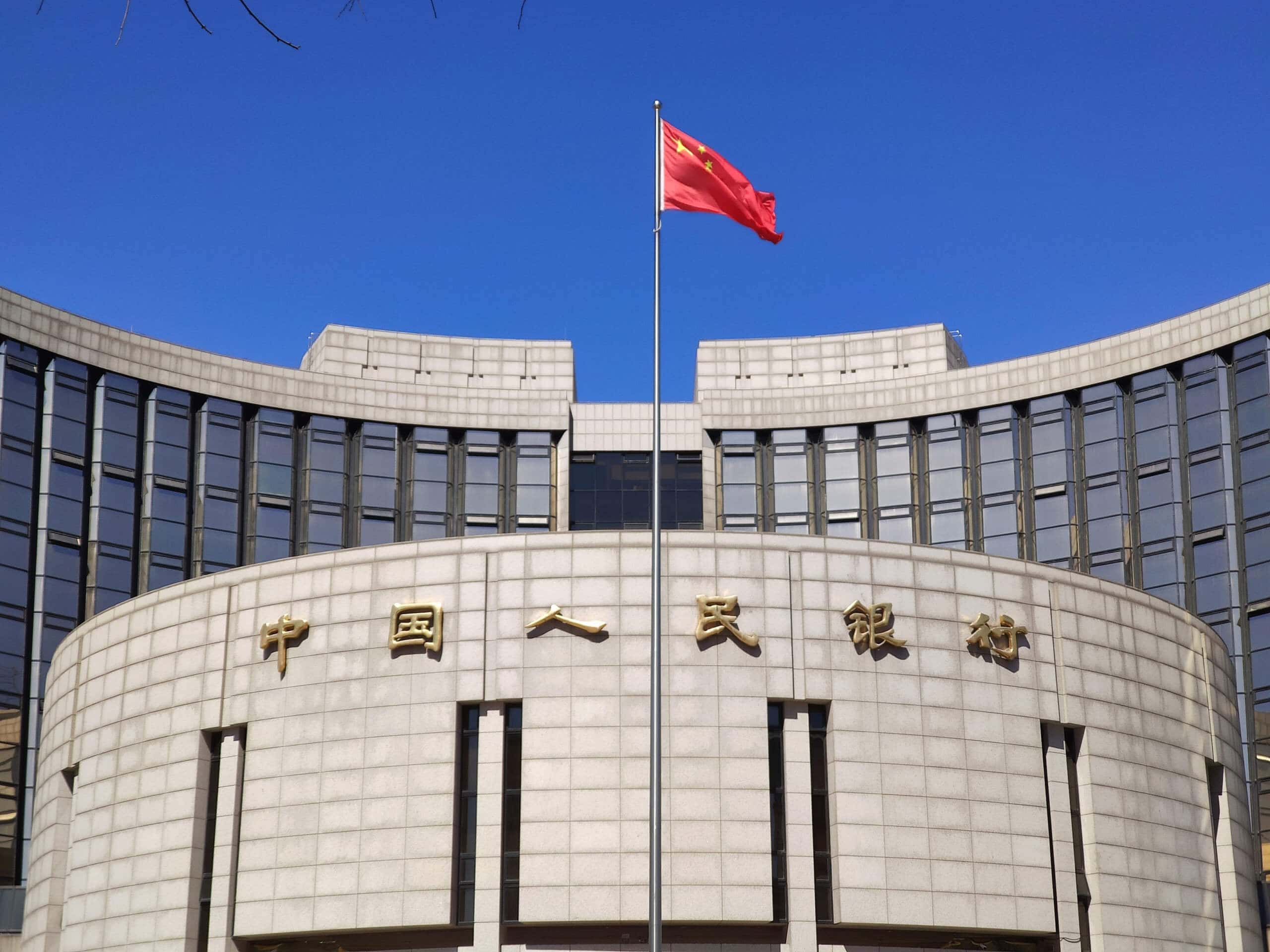 Gebäude der Zentralbank Chinas vor einem blauen Himmel