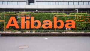 Alibaba-Lettern vor Hecke