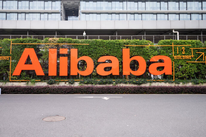 Alibaba-Lettern vor Hecke