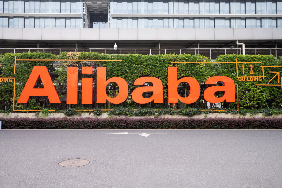 Alibaba: „Chinas Amazon“ lanciert eigene Blockchain-Plattform Alibaba-Lettern vor Hecke