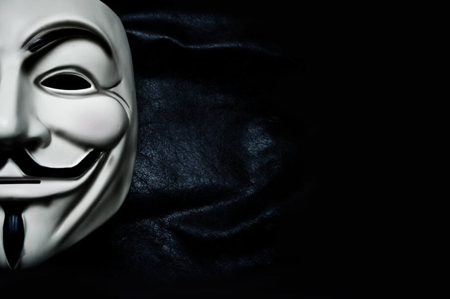 Bitcoin-Erfinder: „Neue“ Nachricht von Satoshi Nakamoto? weiße anonymous-maske auf schwarzem hintergrund auf der linken bildhälfte zu 40 Prozent vom linken bildrand abgeschnitten. Weiße Maske mit schwarzen augenbrauen und schwarzem geschwungenen schnauzbart und bart in strichform am kinn von der unterlippe bis unten, repräsentation von bitcoin erfinder satoshi nakamoto