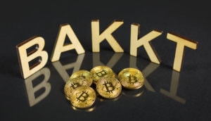 BAKKT Buchstaben mit Bitcoin-Münzen