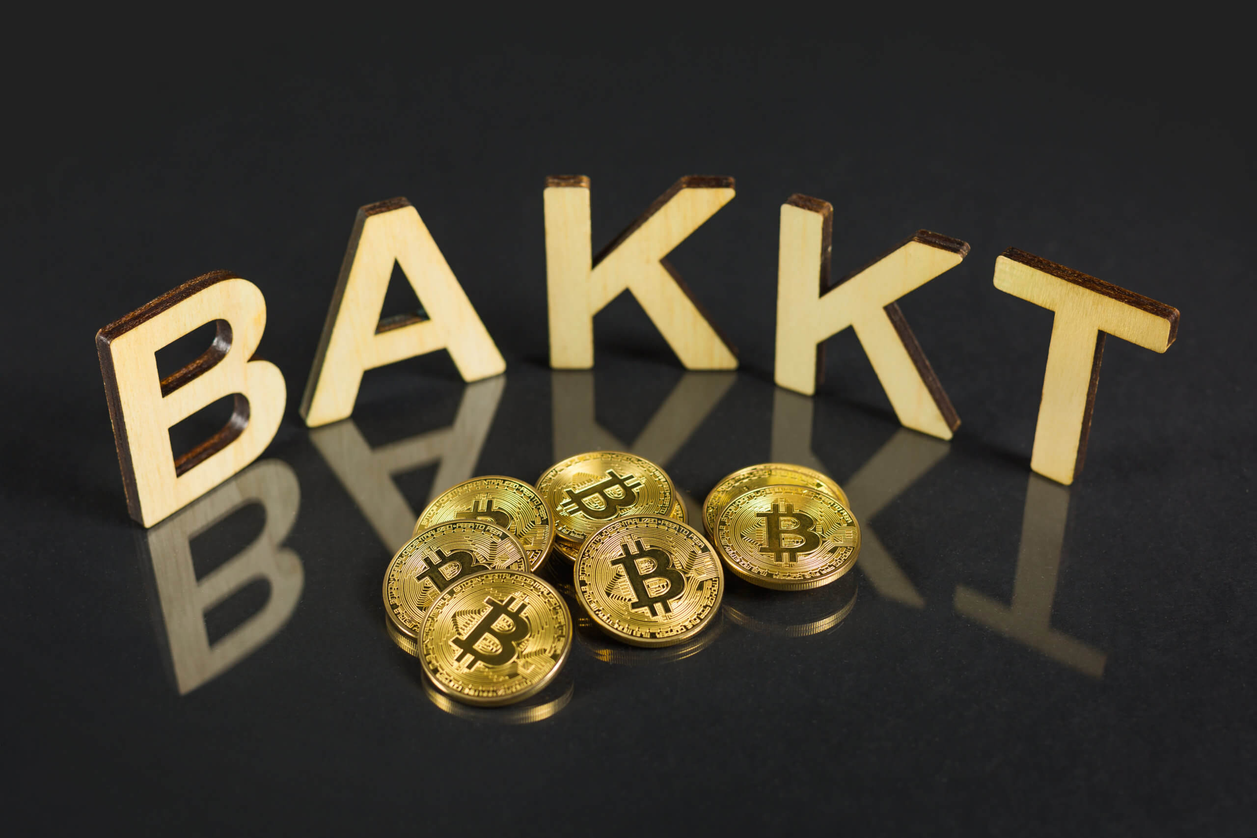 BAKKT Buchstaben mit Bitcoin-Münzen