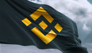 Binance Flagge vor bewölktem Himmel