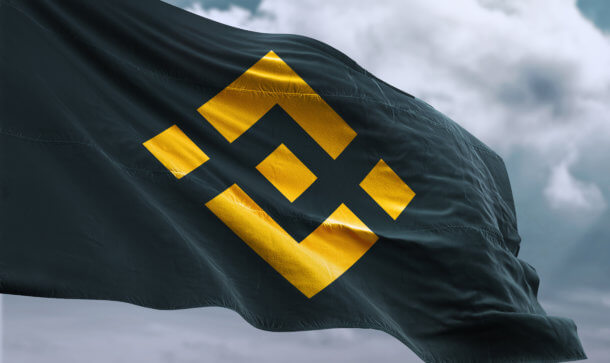 Binance Smart Chain: Eine neue Blockchain für Smart Contracts Binance Flagge vor bewölktem Himmel