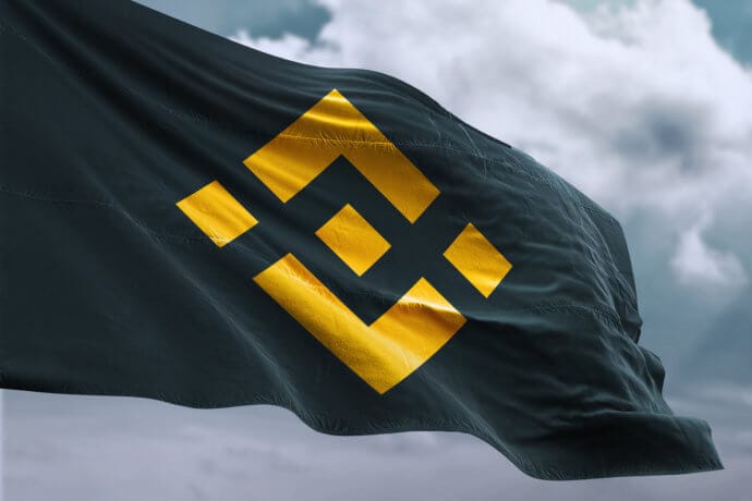 Binance Flagge vor bewölktem Himmel