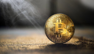 bitcoin-münze wird von einem lichtstrahl angeleuchtet