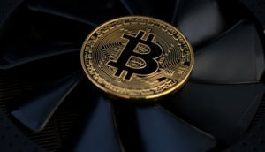 bitcoin münze, die sich auf einem lüfter befindet