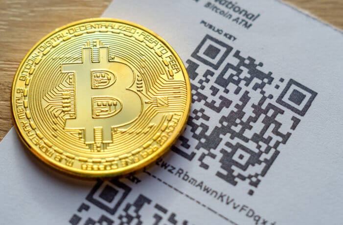 bitcoin münze liegt vor einem beleg über den kauf von btc