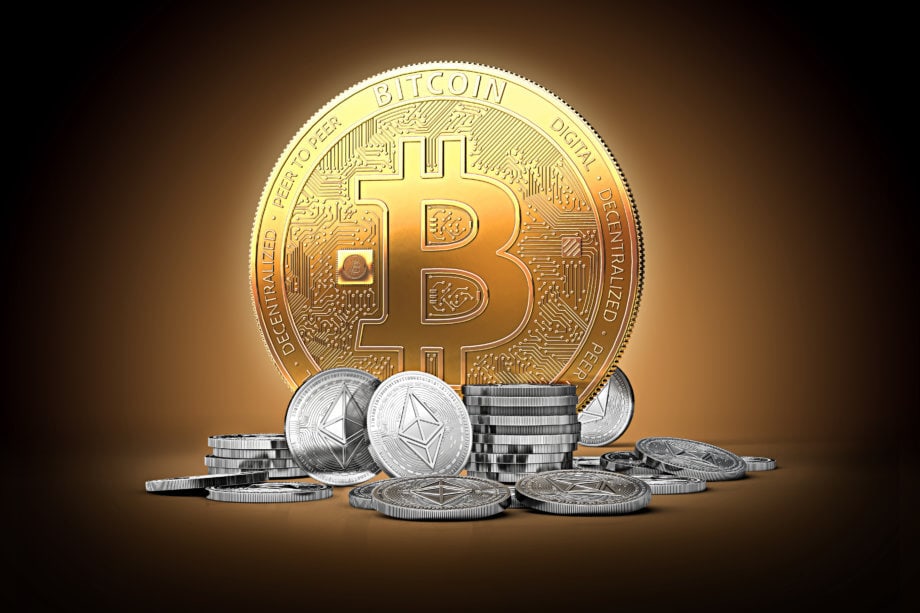 Bitcoin-Dominanz stark bei bullishem Gesamtmarkt – Marktanalyse große goldene bitcoin münze, die hinter einem haufen kleiner silberner altcoins steht