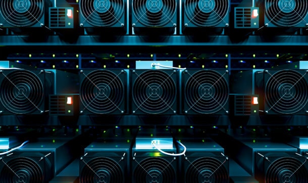Bitcoin-Mining-Geräte in Reih' und Glied