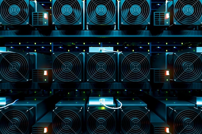 Bitcoin-Mining-Geräte in Reih' und Glied