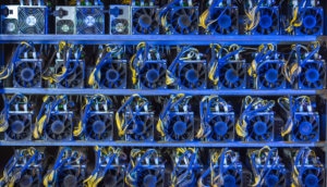 Bitcoin-Mining-Geräte in Reih und Glied