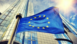 eu flagge die vor dem parlament in bruessel weht