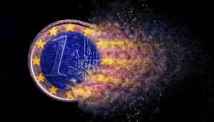 euro münze, die verwischt wird und sich langsam auflöst und nach links zu fliegen scheint. münze ist innen blau und mit einem leuchtenden rand, hintergrund ist schwarz