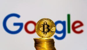 Stapel von Bitcoin Münzen vor Google Hintergund