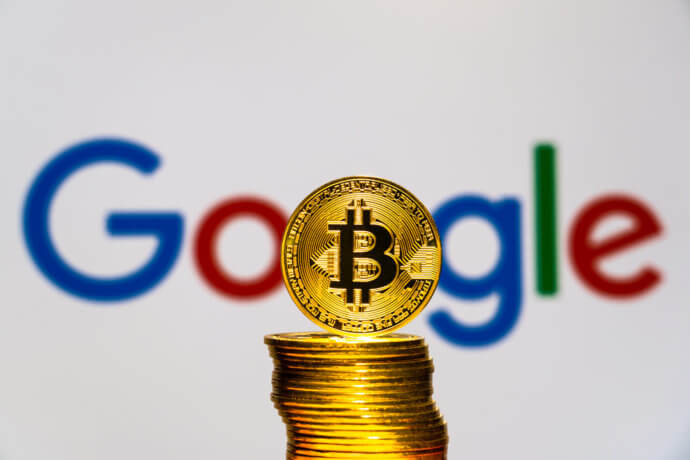 Stapel von Bitcoin Münzen vor Google Hintergund