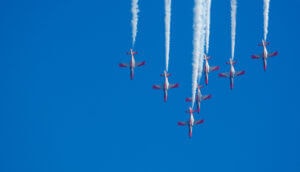 Kampfjets im Sinkflug auf blauen Himmel im Hintergrund