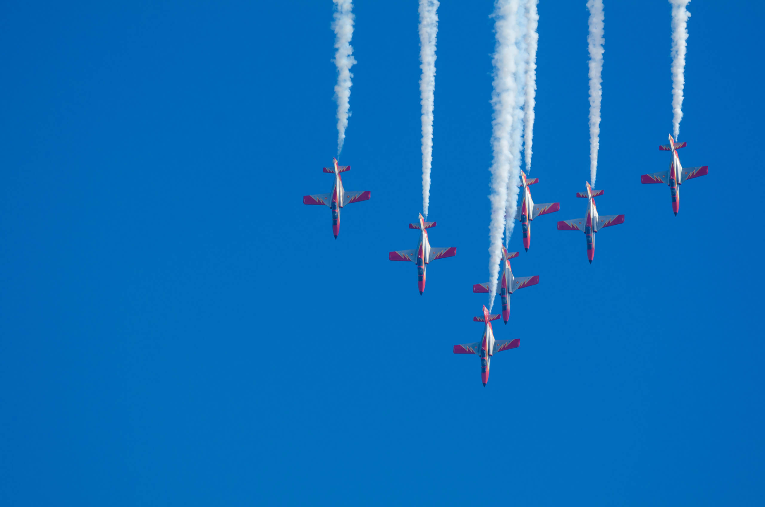 Kampfjets im Sinkflug auf blauen Himmel im Hintergrund