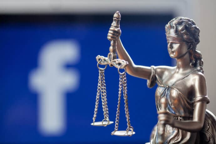 Libra: eine silberne Justitia mit verbundenen Augen steht vor einem blauen hintergrund mit dem weißen Buchstaben F, dem Facebook Symbol