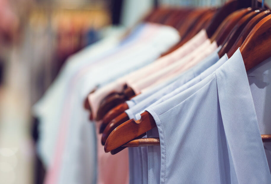 H&M: Von der Blockchain auf die Kleiderstange – Fair oder PR-Stunt? verschiedene hemden hängen an einer kleiderstange