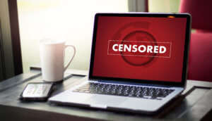 Laptop, auf dem in rot groß censored steht und keine weiteren Eingabemöglichkeiten für Nutzer vorhanden sind.
