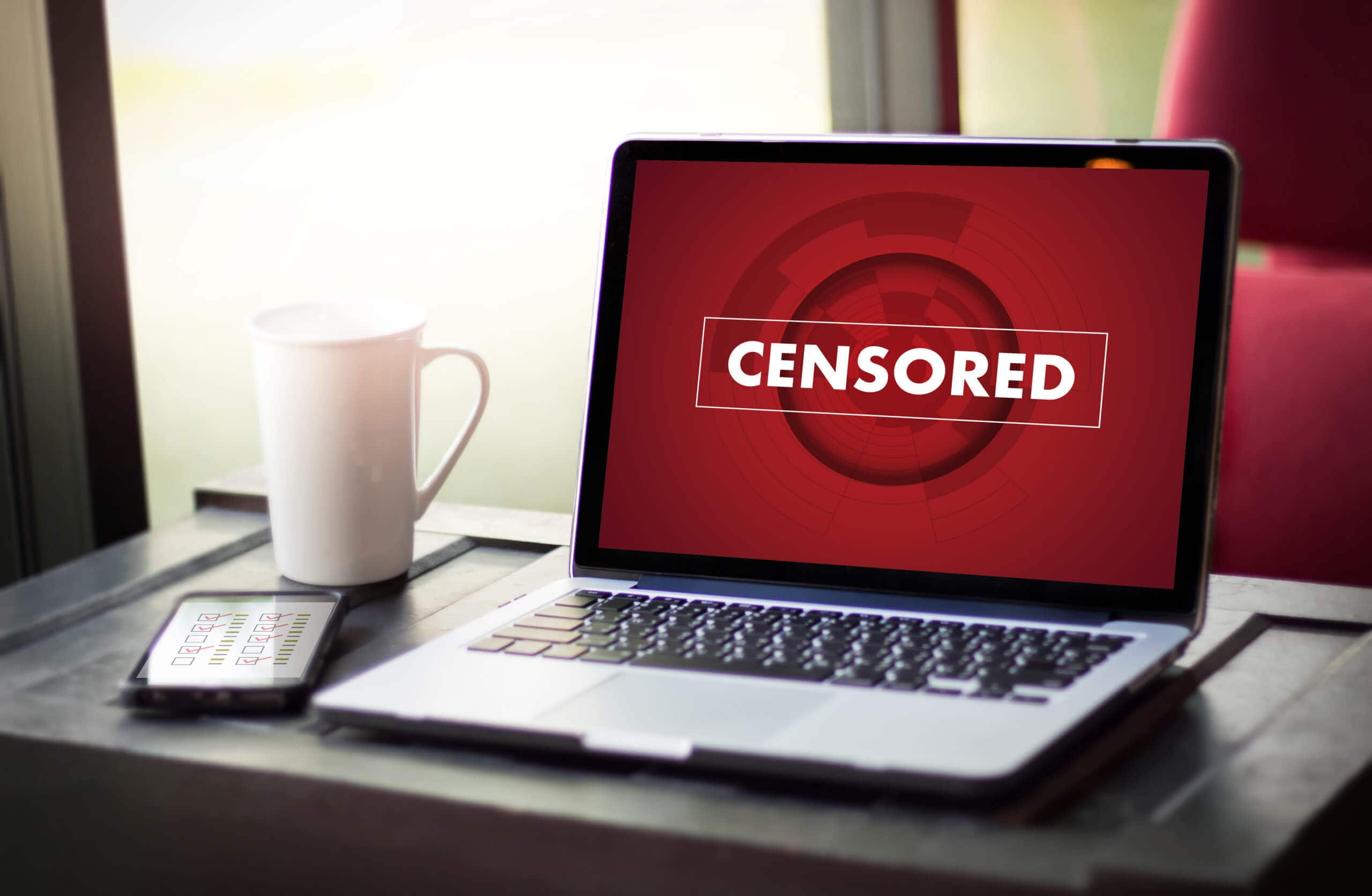 Laptop, auf dem in rot groß censored steht und keine weiteren Eingabemöglichkeiten für Nutzer vorhanden sind.