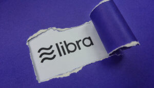 libra-symbol erscheint unter einem riss in einem blauen papier