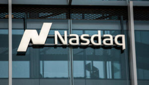 nasdaq-schriftzug auf einem bürogebäude