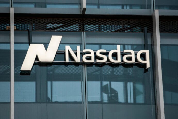 nasdaq-schriftzug auf einem bürogebäude