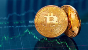 Zwei Goldene Bitcoin Münze auf Trendlinien im Hintergrund
