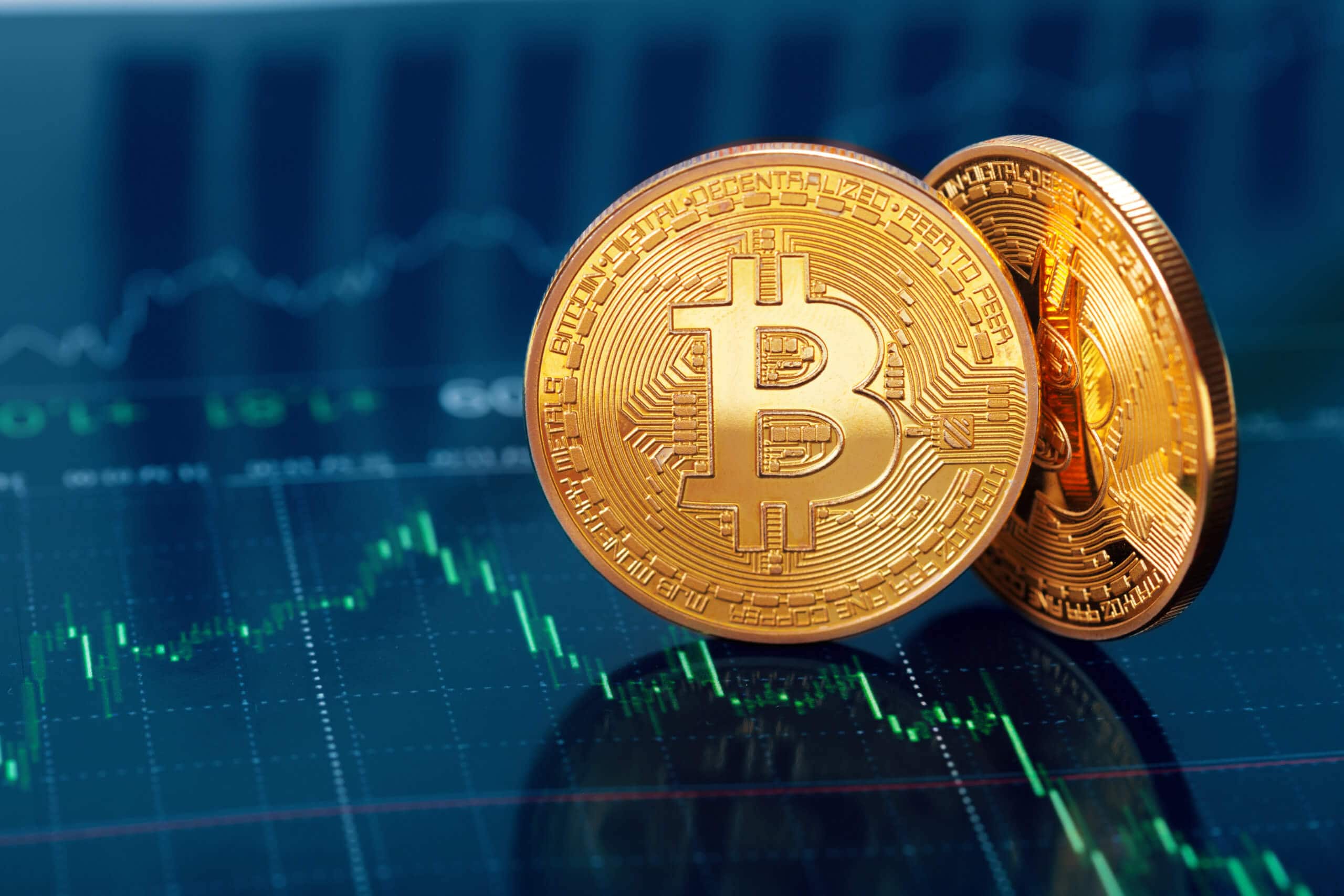 Zwei Goldene Bitcoin Münze auf Trendlinien im Hintergrund