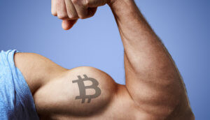 Bitcoin Tattoo auf Bizeps - Bitcoin-Kurs im Aufwind?