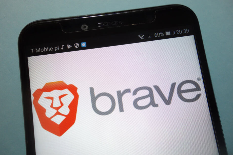 Bitcoin-Börse Gemini listet Basic Attention Token (BAT) von Brave Ein Smartphone Display und im Hintergrund wird der Brave Browser angezeigt
